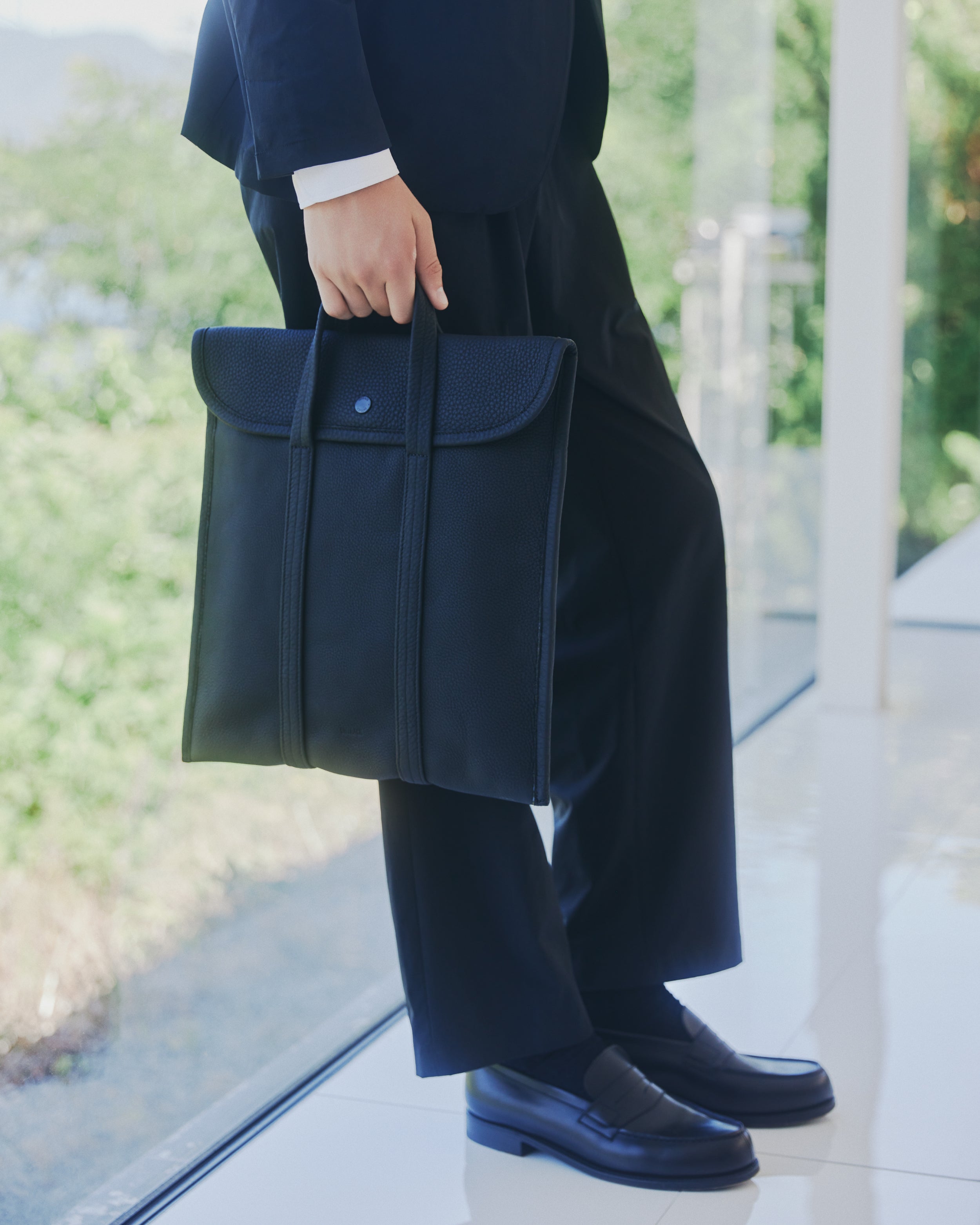 LOOK– UNTRACK