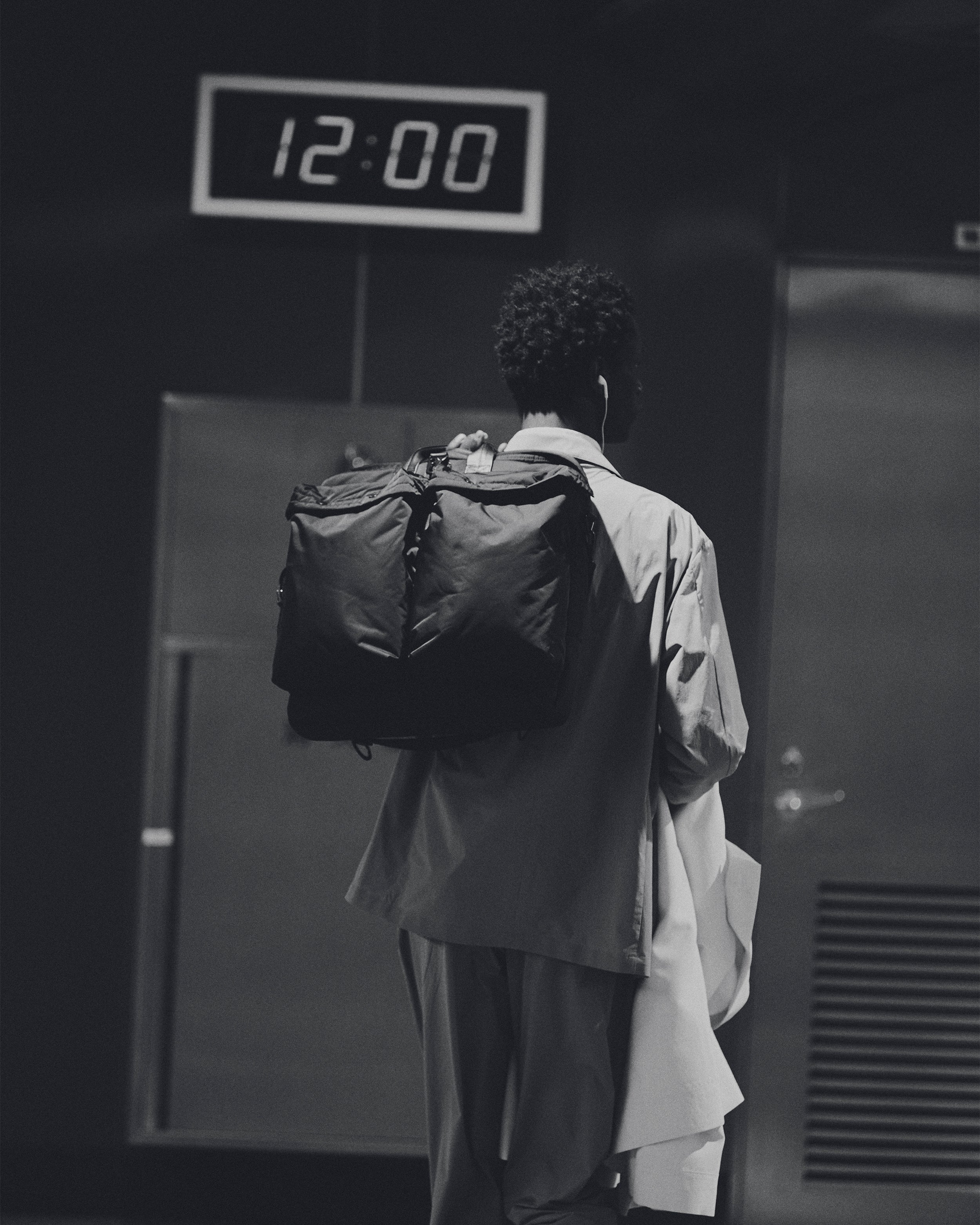 LOOK– UNTRACK